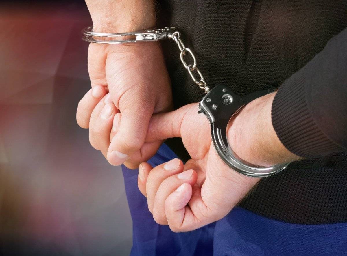 Detención esposas cárcel captura