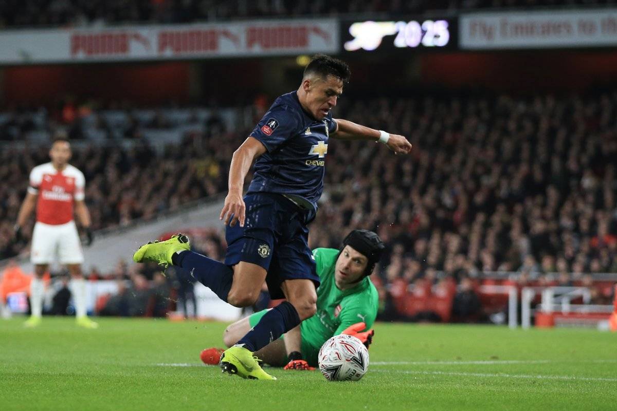 Alexis Sánchez marca un golazo en su visita al Arsenal eludiendo a Cech. / Imagen: Getty Images