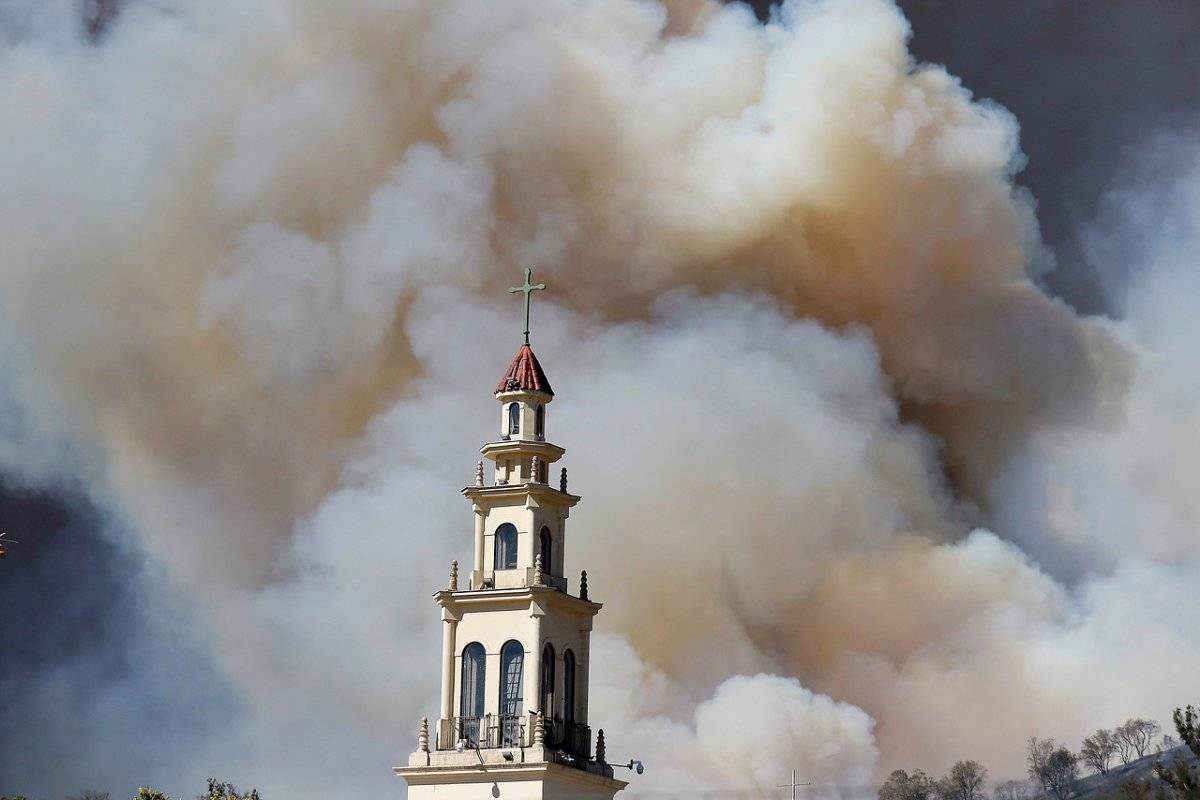 El Santuario se ve ubicado muy cerca de las llamas / Agencia UNO