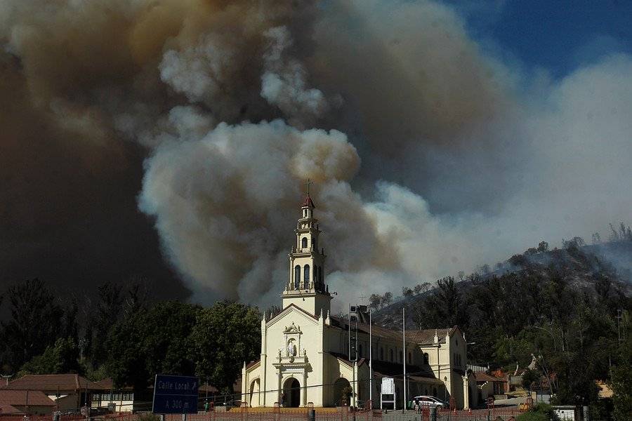 Las llamas oscurecen el entorno del Santuario de Lo Vásquez / Aton Chile
