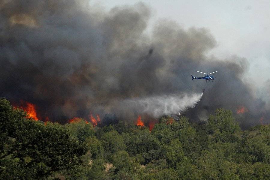 Son nueve unidades aéreas las que intentan apagar el incendio / Aton Chile