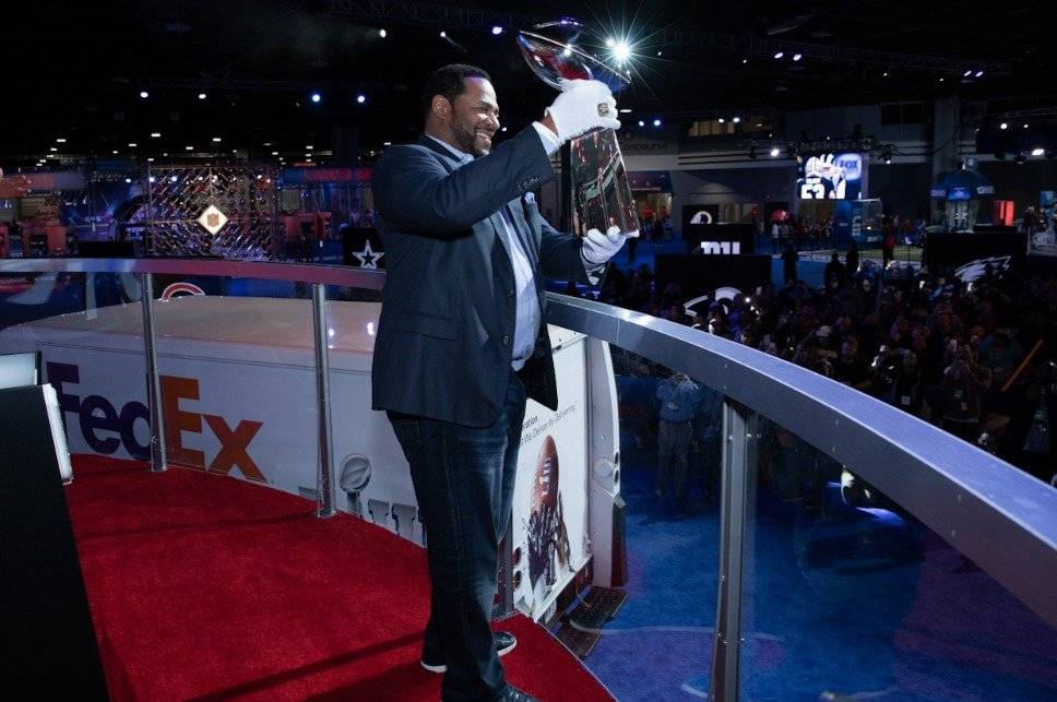 Jerome Bettis recibe el trofeo Vince Lombardi en Atlanta