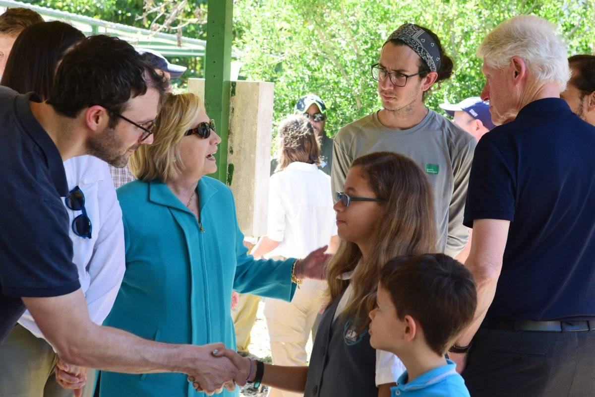 Hillary y Bill Clinton conversan con miembros de Para La Naturaleza, durante la visita en Fajardo. / Dennis Jones