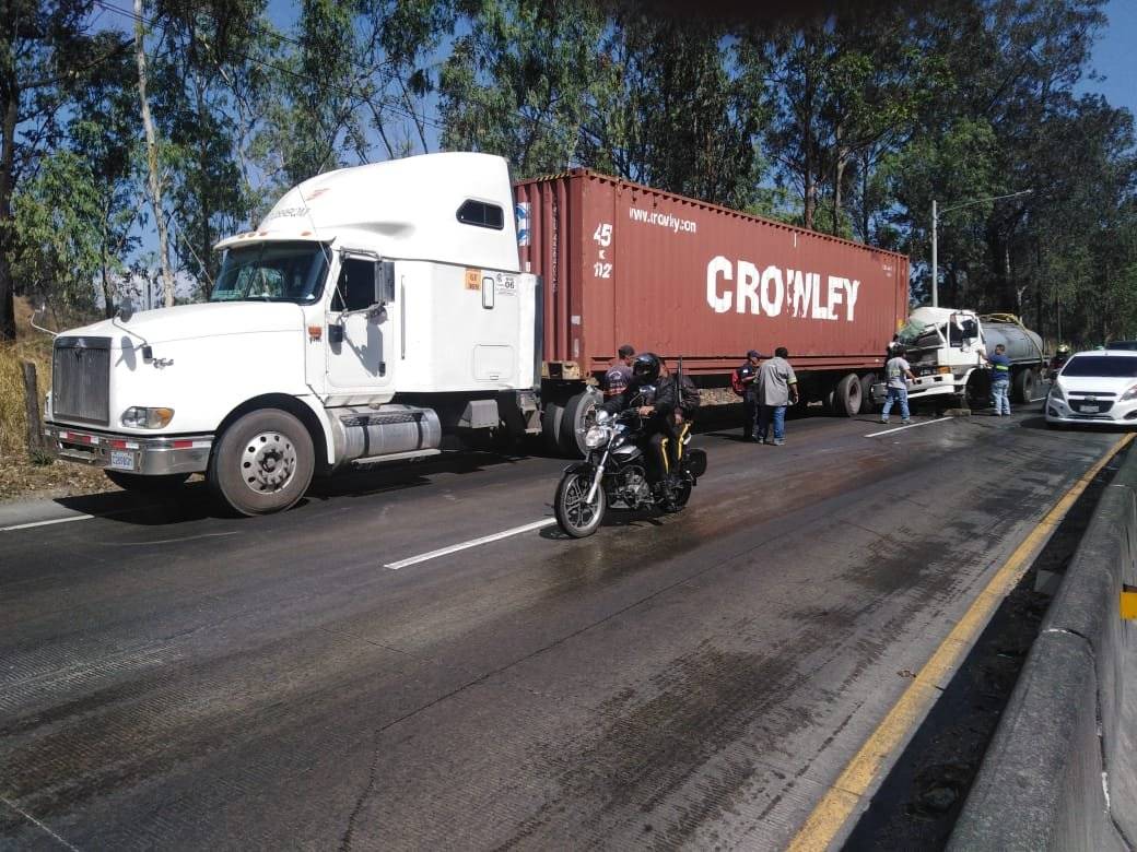 choque de tráiler en bajada de Villa Lobos