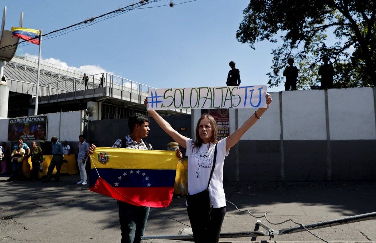 Opositores entregan a militares texto de ley que alienta desconocer a Maduro