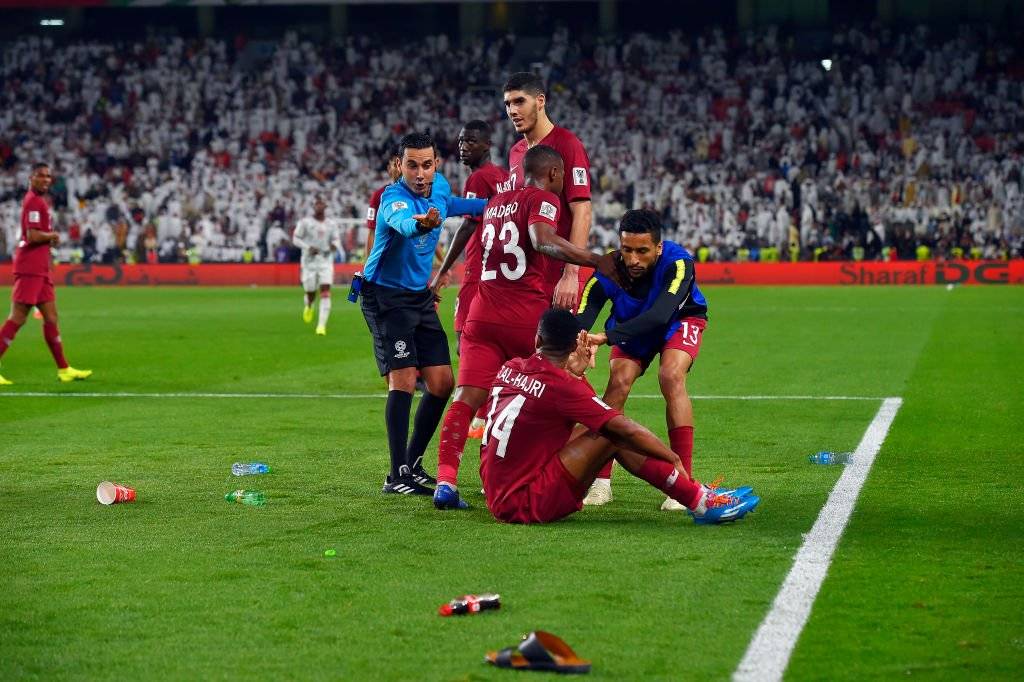Agreden con ‘chanclas’ a jugadores de Qatar ante árbitro mexicano
