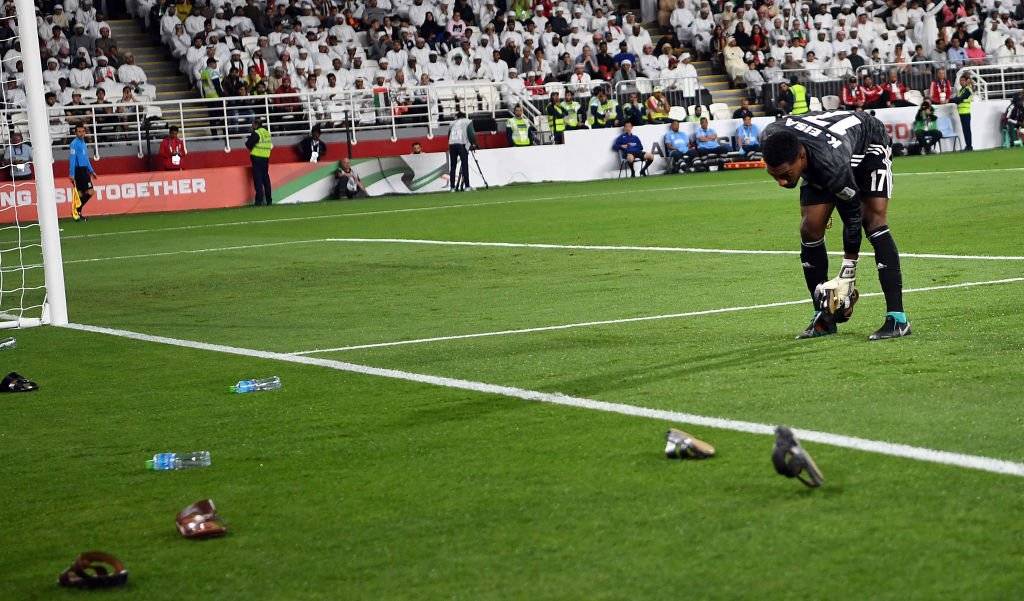 Agreden con ‘chanclas’ a jugadores de Qatar ante árbitro mexicano