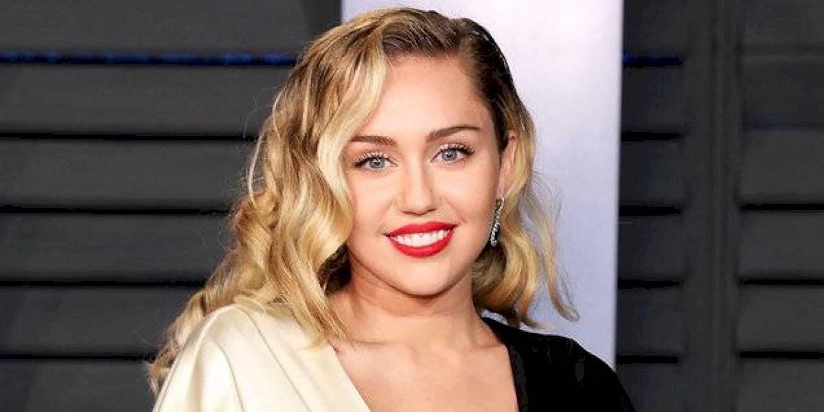 Miley Cyrus y Cody Simpson comparten video besándose en ropa interior