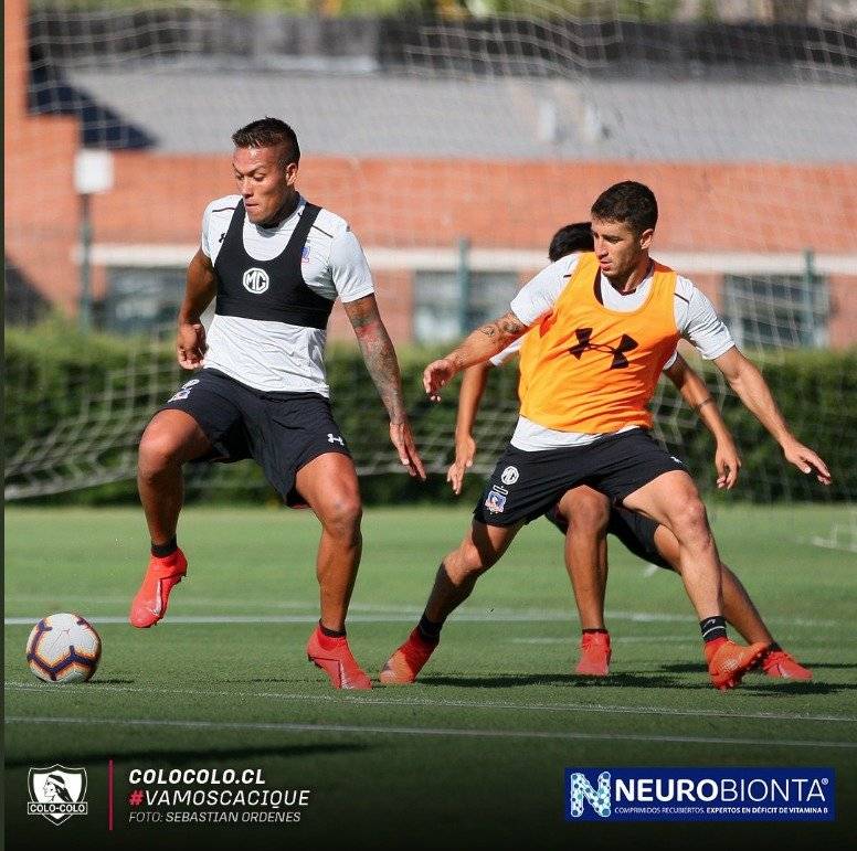 El primer entrenamiento de Javier Parraguez en Colo Colo, bajo las órdenes del estratega albo Mario Salas. / Colo Colo oficial