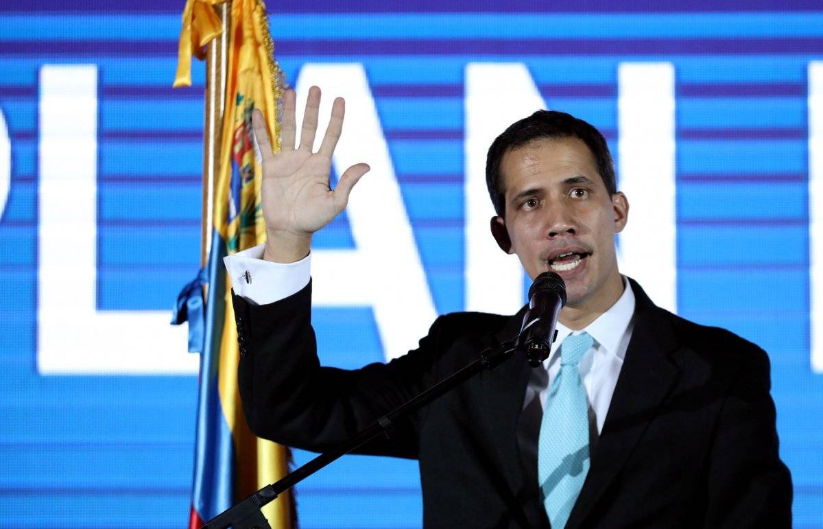 El jefe del Parlamento, Juan Guaidó (c), quien se adjudicó las competencias del Ejecutivo