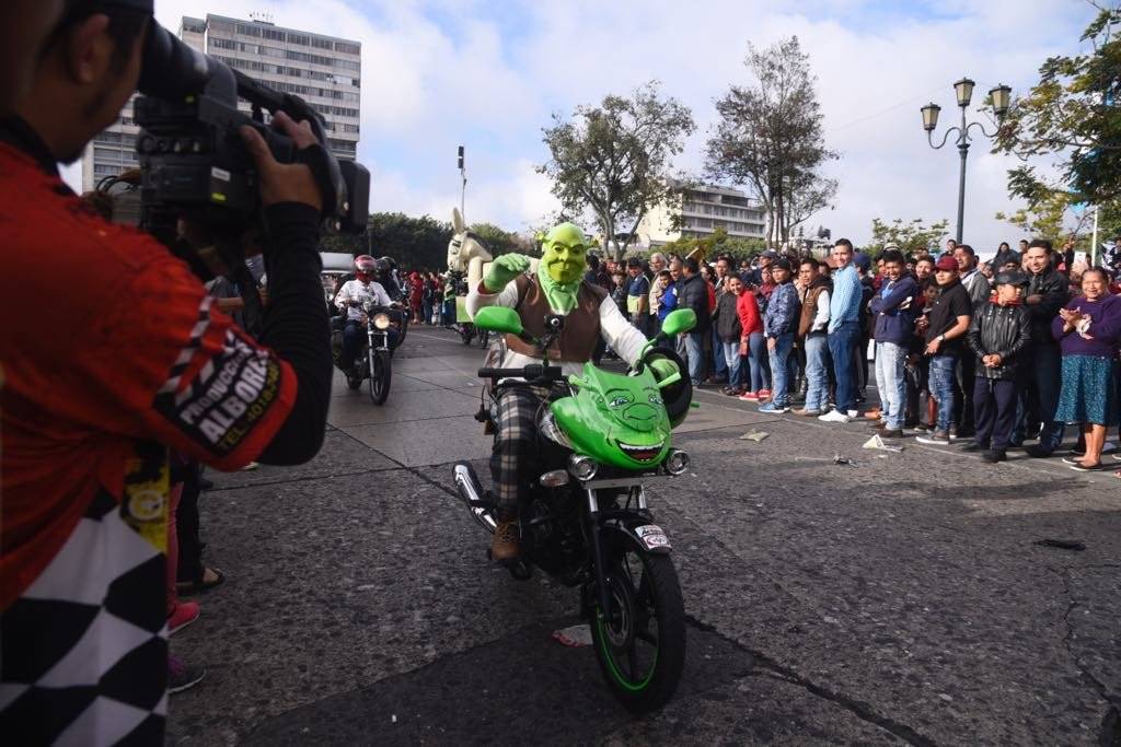 Shrek viajó en su motocicleta verde