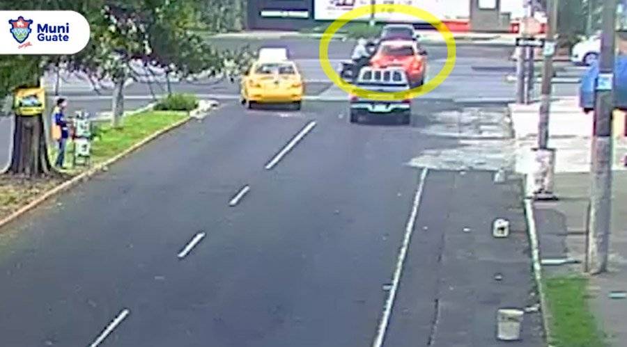 Motorista se pasa el semáforo en rojo