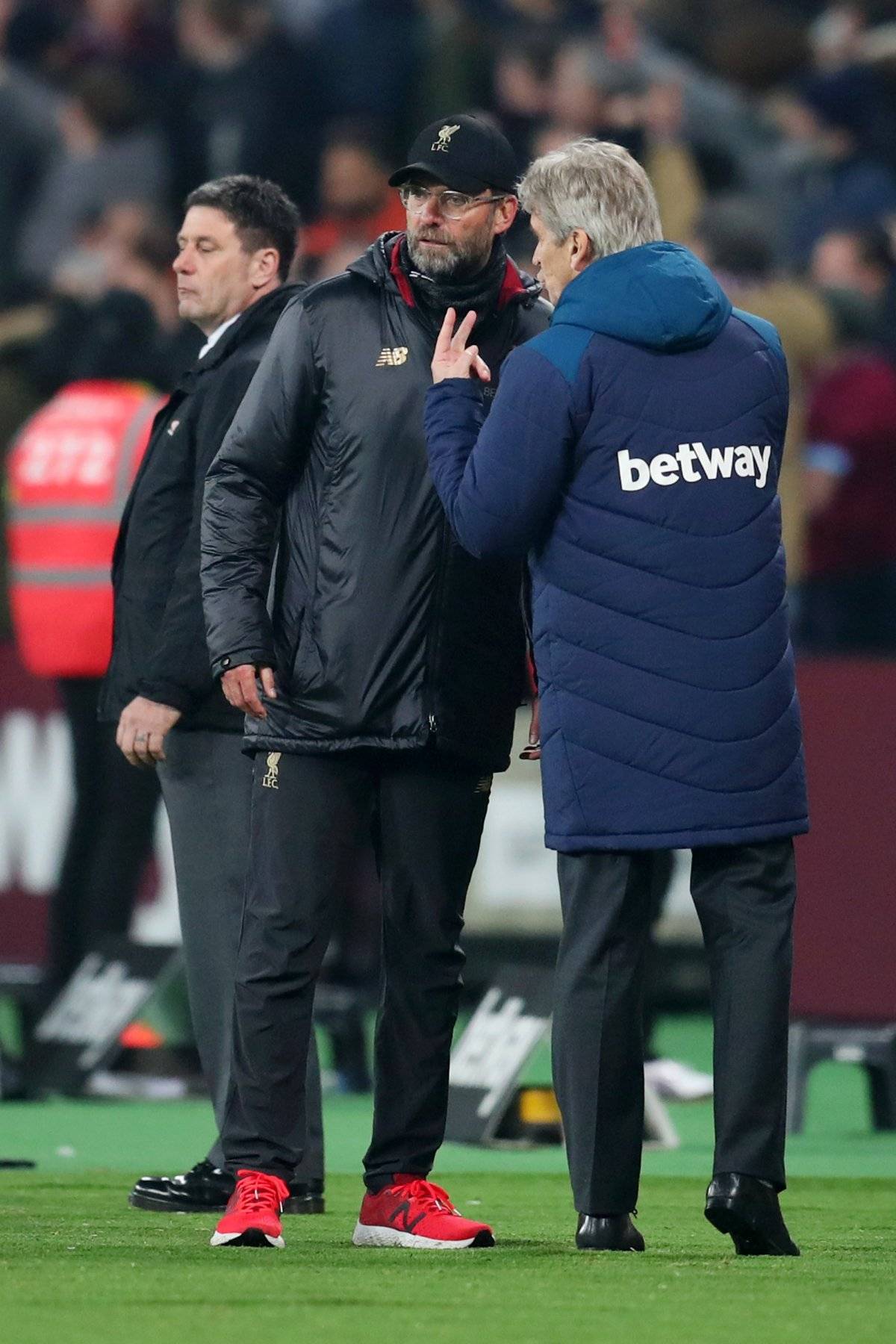 Los técnicos del West Ham y el Liverpool tuvieron una áspera discusión tras el empate 1-1 por la 25º fecha de la Premier League. / Getty Images