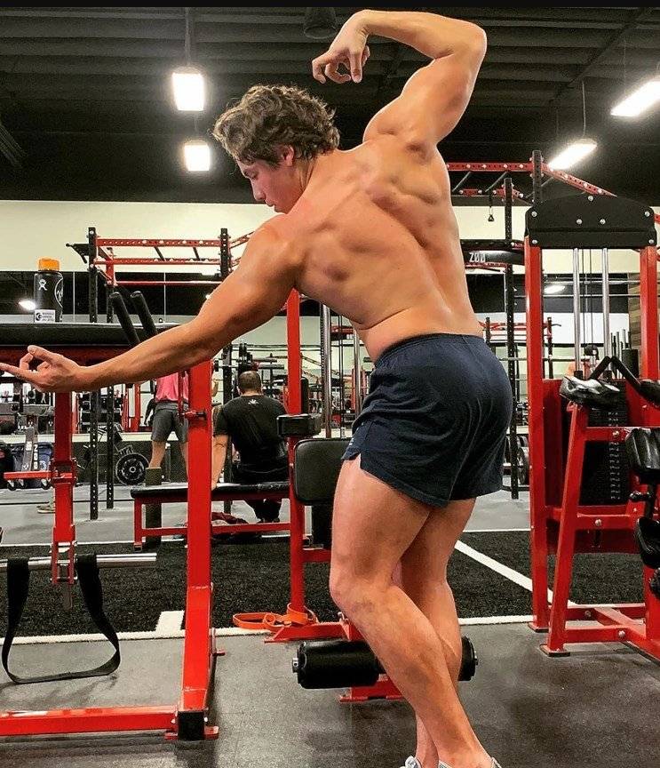 FOTO: El hijo oculto de Schwarzenegger cada vez se parece más a él, dos gotas de agua