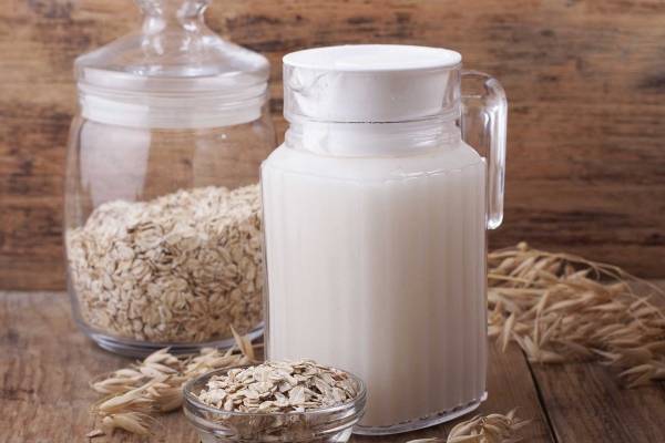 agua con avena en hojuelas