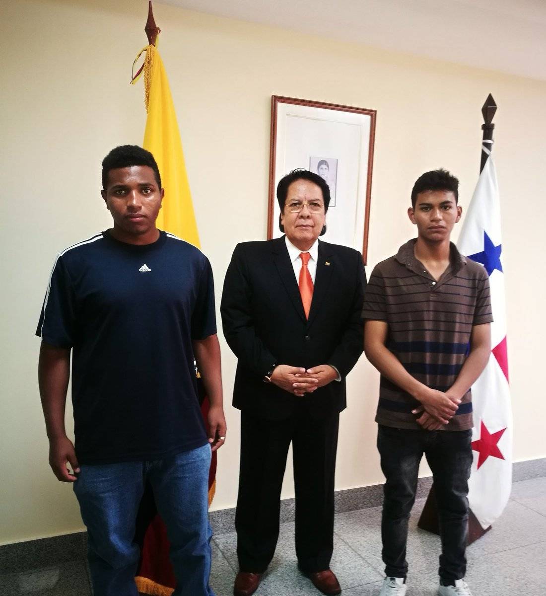 El Embajador del Ecuador en Panamá, Dr. Galo Enríquez, recibe a los familiares del compatriota Juan Carlos Espinoza Cazar