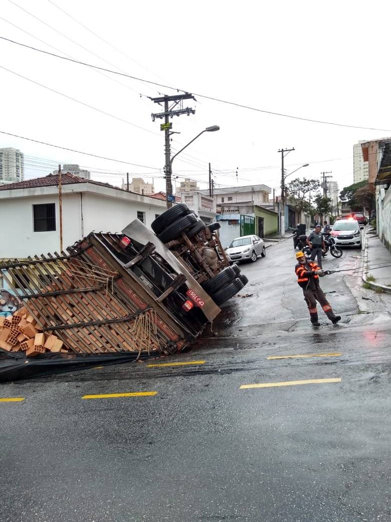 caminhao tombado tijolo