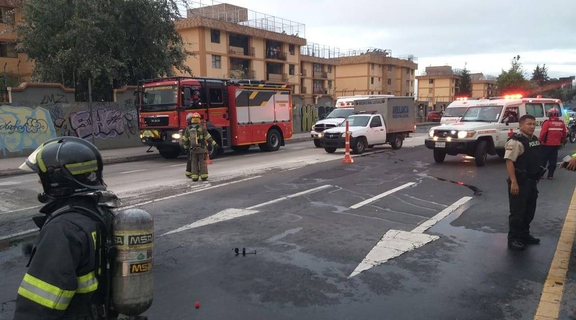 El incendio en la avenida Mariscal Sucre, o también conocida como la Occidental, provocó desde tempranas horas de este jueves una fuerte congestión vehicular.
