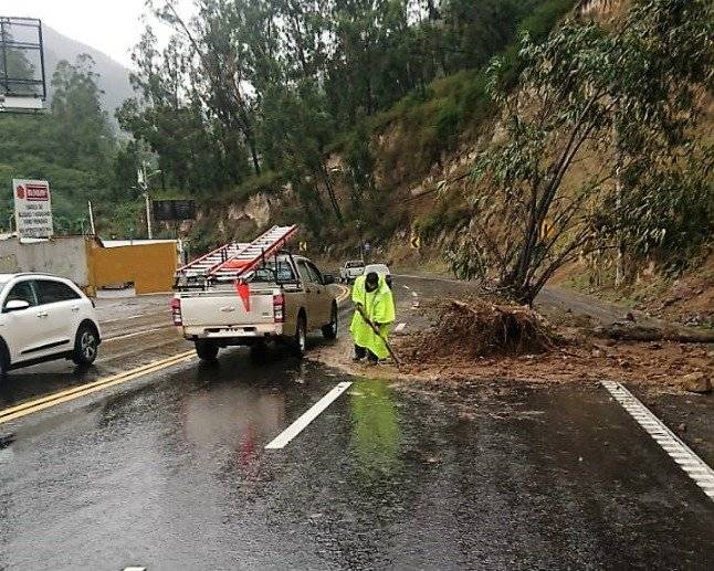 Avenida Interoceánica totalmente habilitada tras deslizamiento de tierra
