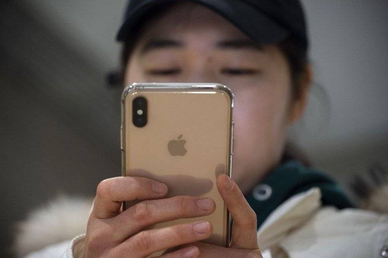 Mujer usando un iPhone