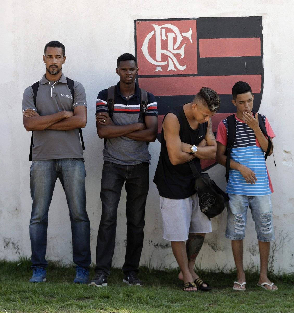 Miembros del club de fútbol Flamengo permanecen este viernes en el centro de entrenamiento "Ninho do Urubu", donde de madrugada se registró un incendio
