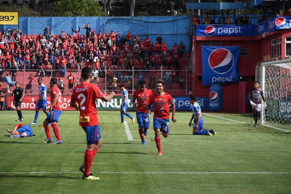 Alas corre a festejar su tanto con Manuel López
