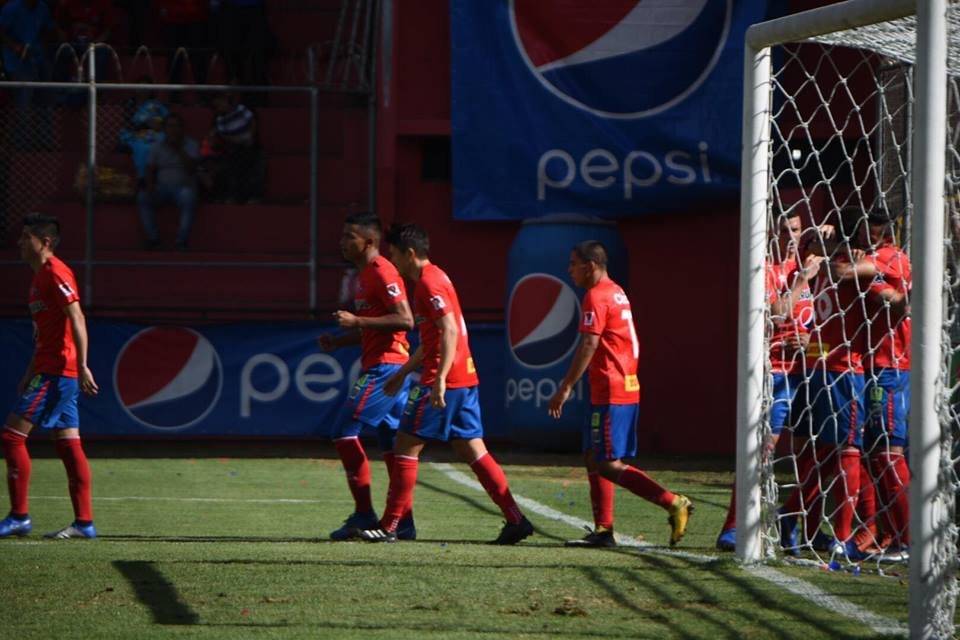 Los jugadores rojos celebran su primer tanto ante Iztapa