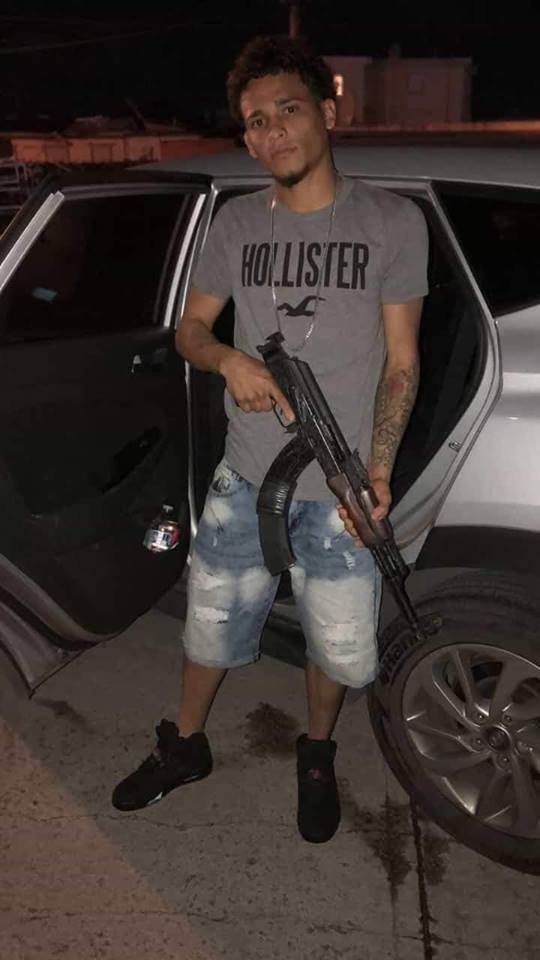 Goldo Yaga con pistola