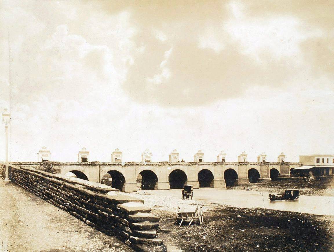 Vista del Puente de Cal y Canto. Santiago de Chile, año 1886.