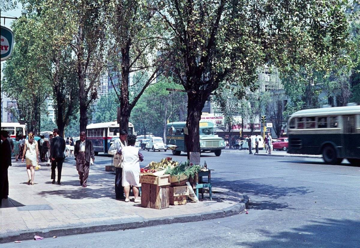 Locomoción colectiva por avenida Alameda. Santiago de Chile, año 1969.