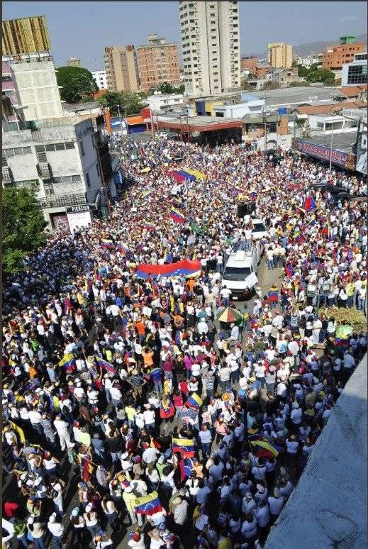 Venezolanos liderados por Guaidó marchan para exigir a las FFAA que no bloqueen la ayuda humanitaria