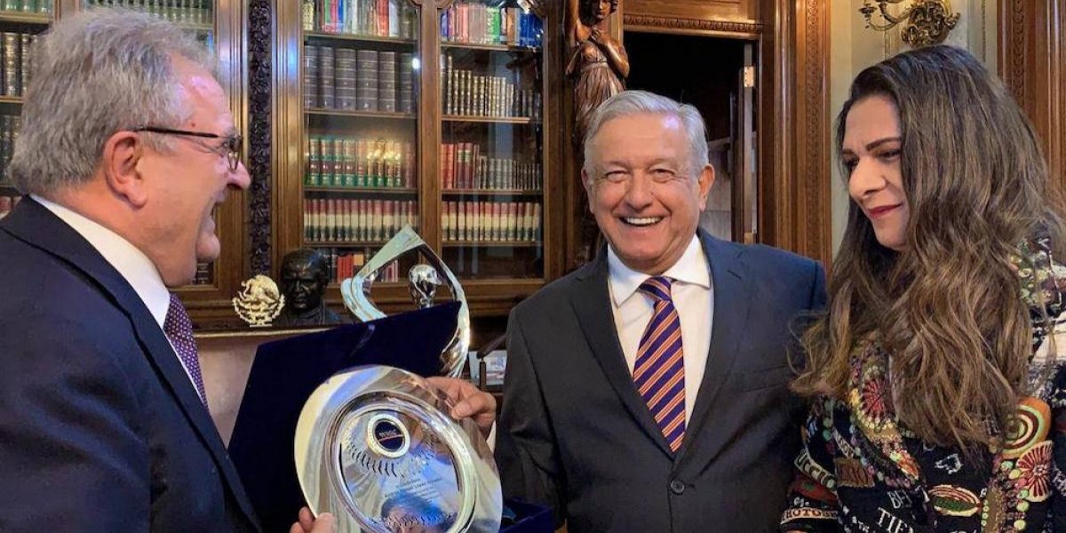 AMLO es nombrado embajador del beisbol en el mundo AMLO es nombrado embajador del beisbol en el mundo