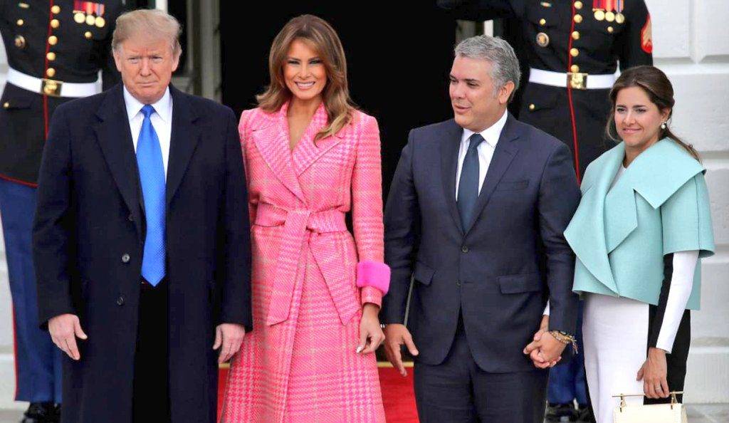 El extraño vestuario de la primera dama colombiana durante su visita a la Casa Blanca provocó una oleada de memes en redes sociales El extraño vestuario de la primera dama colombiana durante su visita a la Casa Blanca provocó una oleada de memes en redes sociales