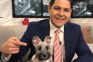 Jorge Gelpí junto a su adorable schnauzer, llamado Lucas