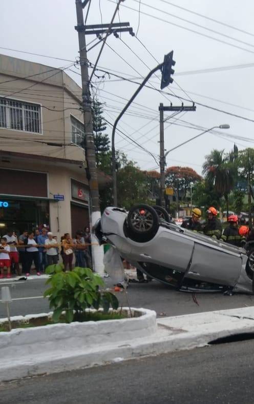 carro capotado