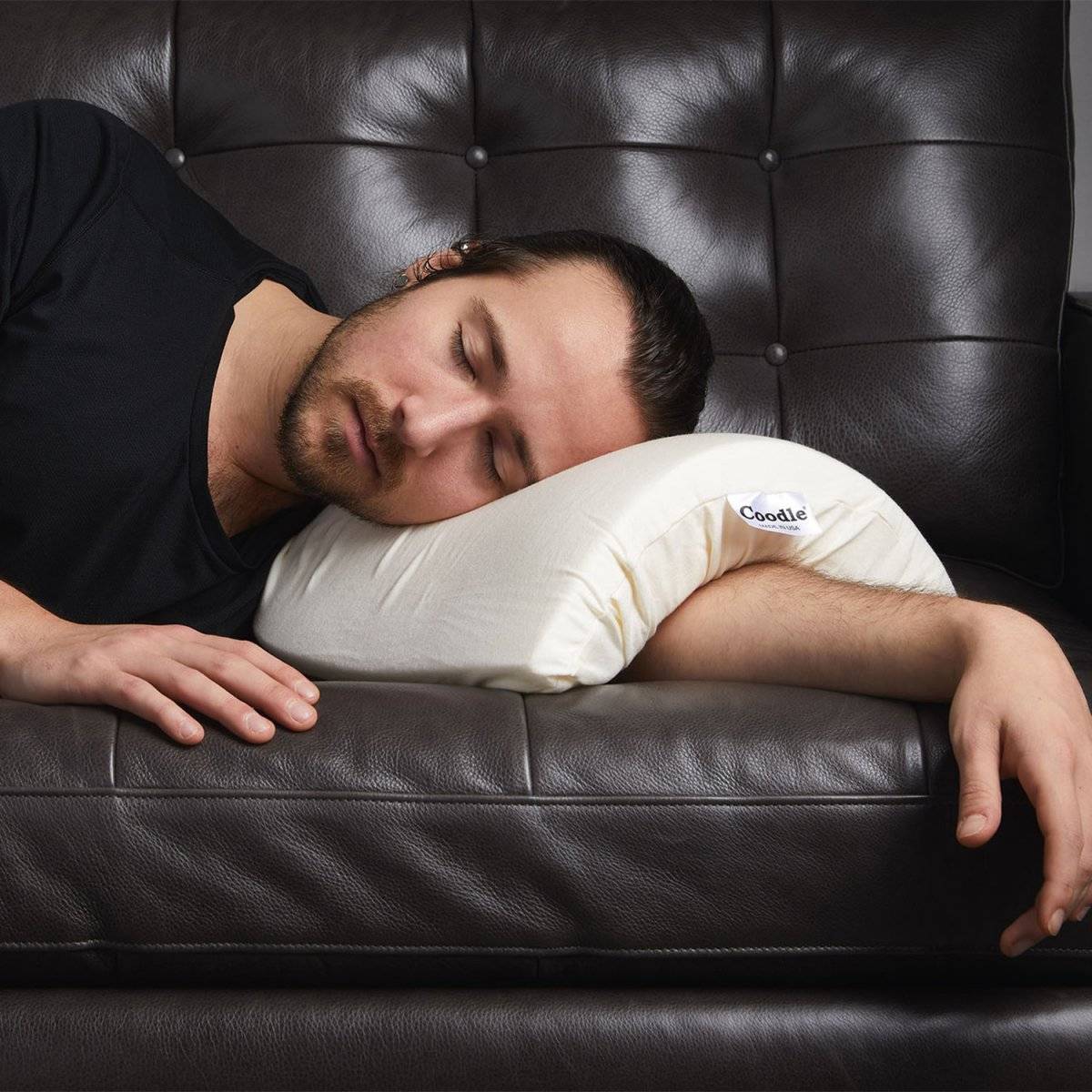 Dormir en “cucharita” es más fácil con esta almohada