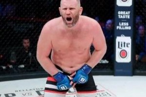 VIDEO: Brutal patada en los genitales obliga a suspender combate de MMA