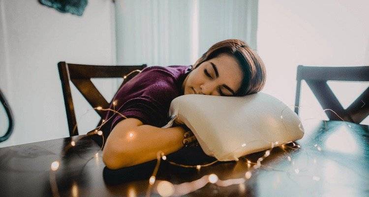 Dormir en “cucharita” es más fácil con esta almohada