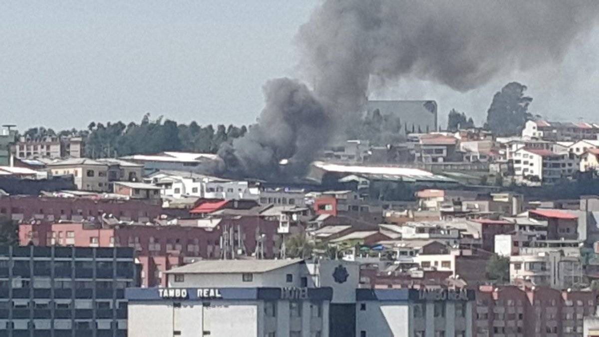 Quito: Incendio estructural en el sector El Dorado