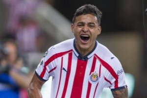 ¡Triplete de Alexis Vega! Chivas golea al Atlas en el Clásico Tapatío