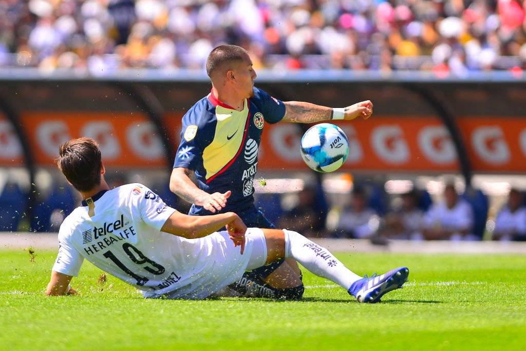 Nico Castillo tuvo una dura marca por parte de la defensa de Pumas / Foto: Getty Images