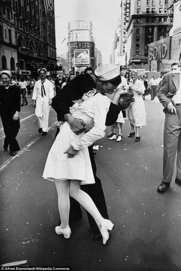 V-J DAY IN TIMES SQUARE
