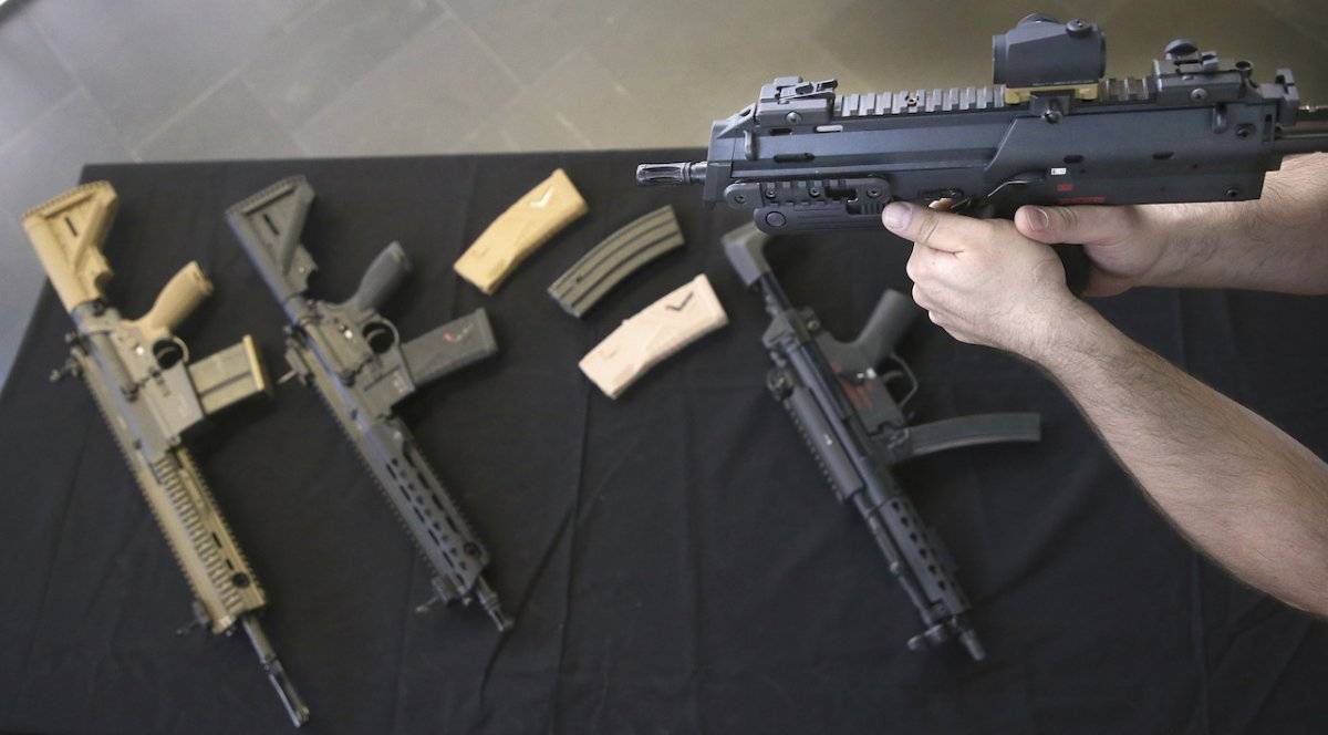 Fotografía de archivo del 20 de febrero de 2019 de un hombre sosteniendo un arma del productor de armas de fuego Heckler & Koch en Berlín, Alemania.