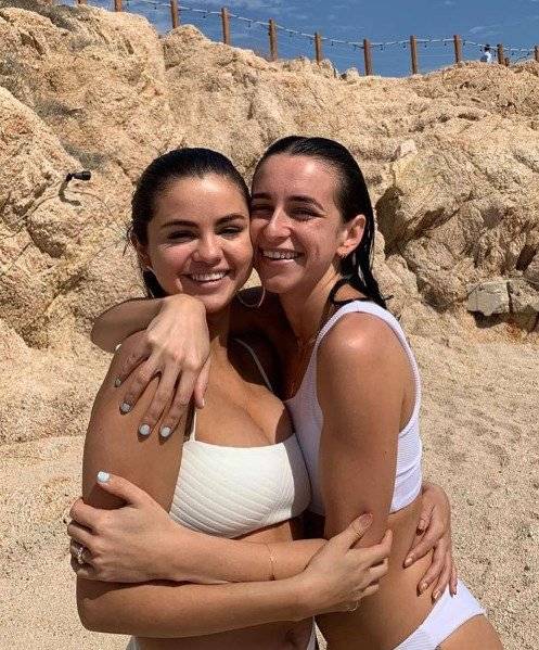 Así lució Selena Gómez en la boda de su amiga