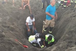 Juego playero terminó en tragedia: falleció joven que quedó enterrado en la arena mientras construía un túnel con su hijo