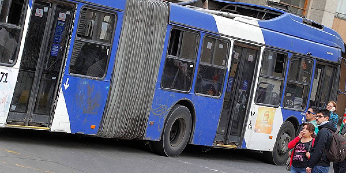 Informe transparenta la seria contaminación que generan los "buses orugas" del Transantiago