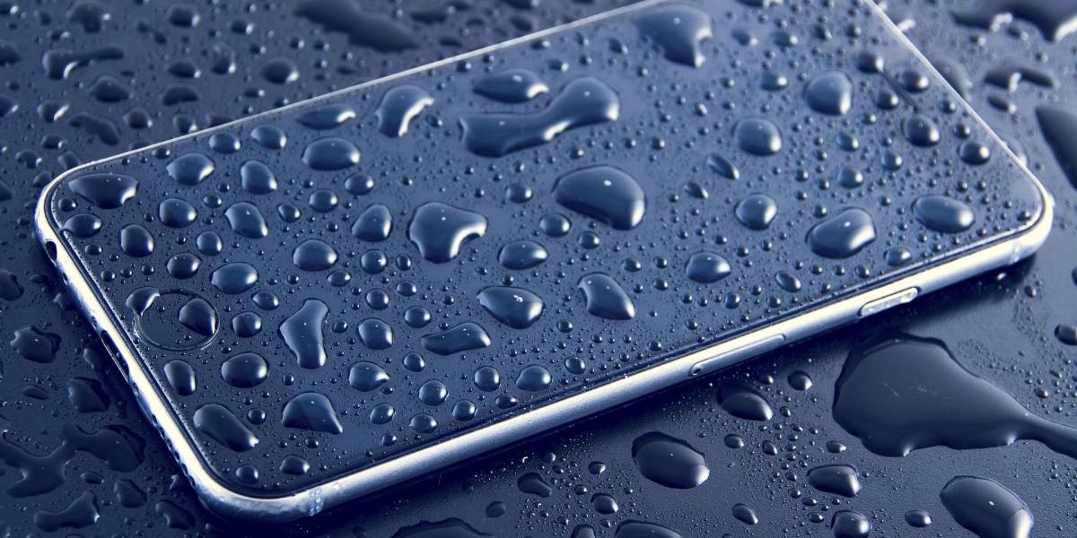 El sencillo truco para que desbloquees los altavoces de tu celular en caso de que este se caiga al agua