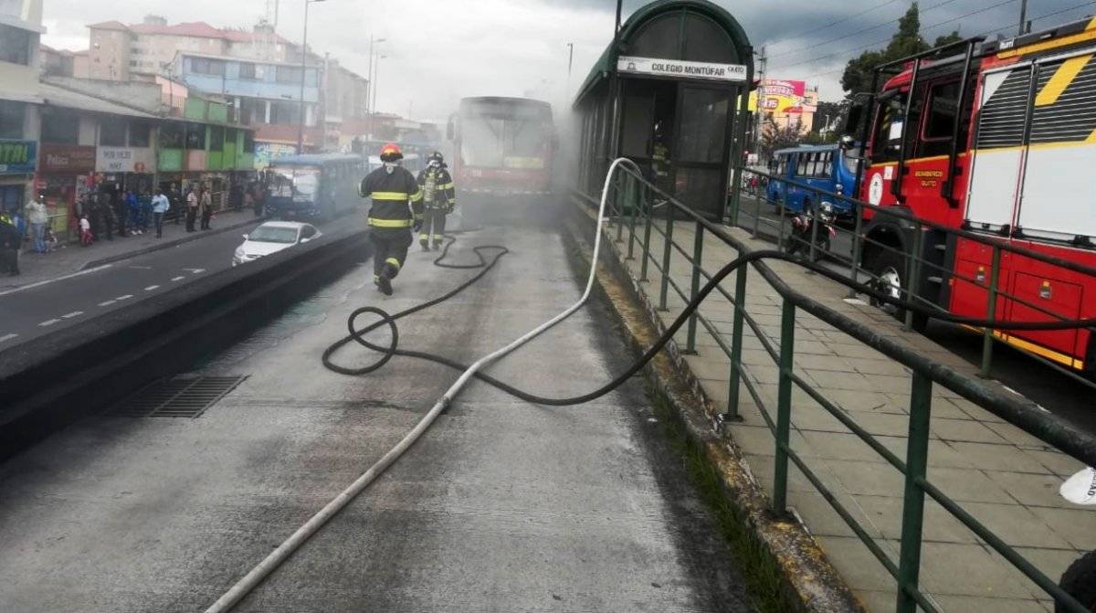 Incendio vehicular en la avenida Napo, sur de Quito