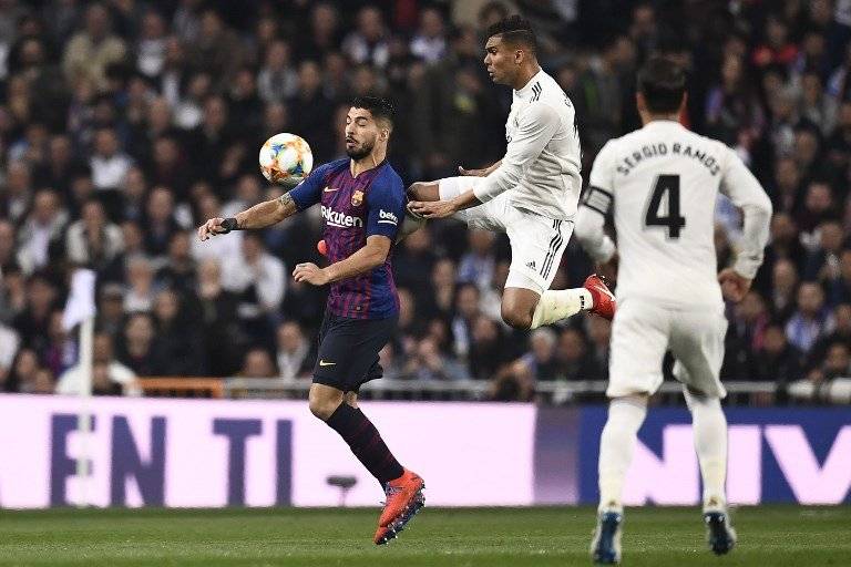 Luis Suárez y Casemiro durante el clásico