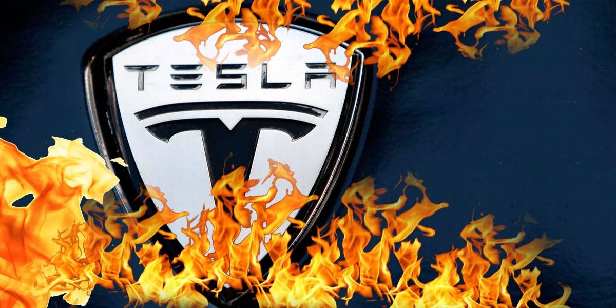 Hombre se quema vivo luego de quedar atrapado en su Tesla